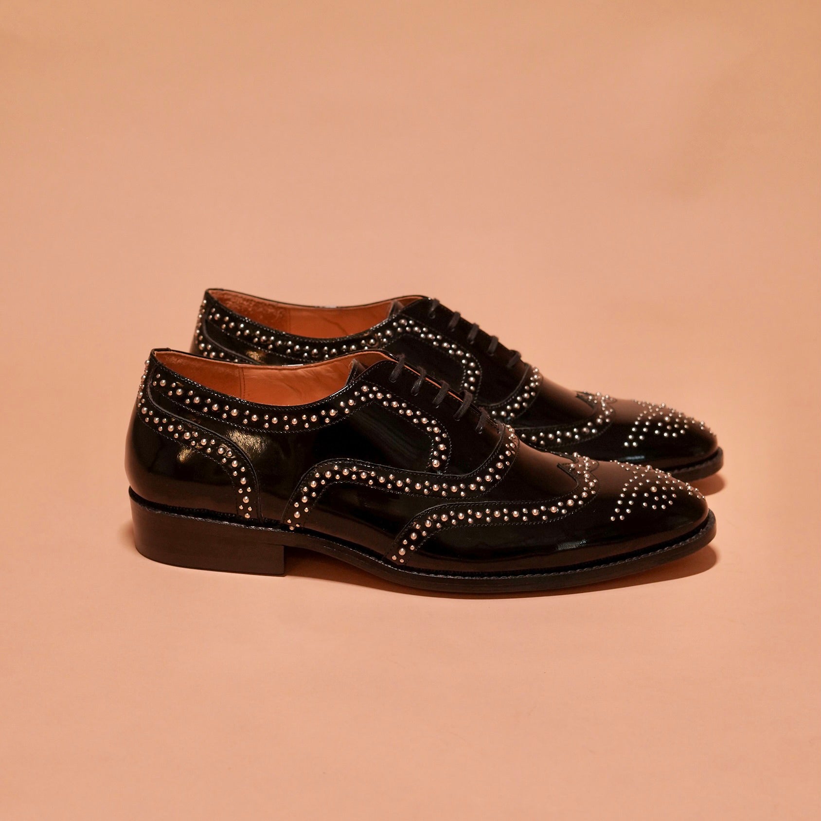 Side view of Broguo Riveto showcasing full wingtip design and meticulous rivet placement.