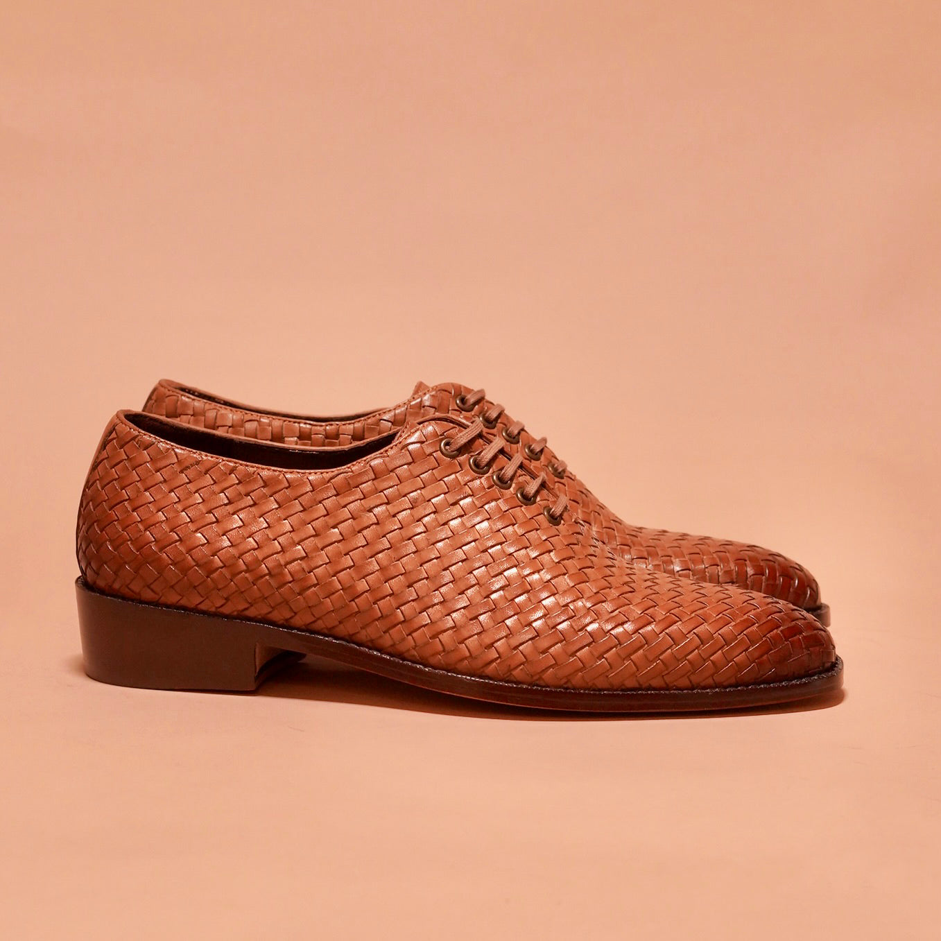 Side view of Alto Tesso showcasing the elegant weave leather and Cuban heel.