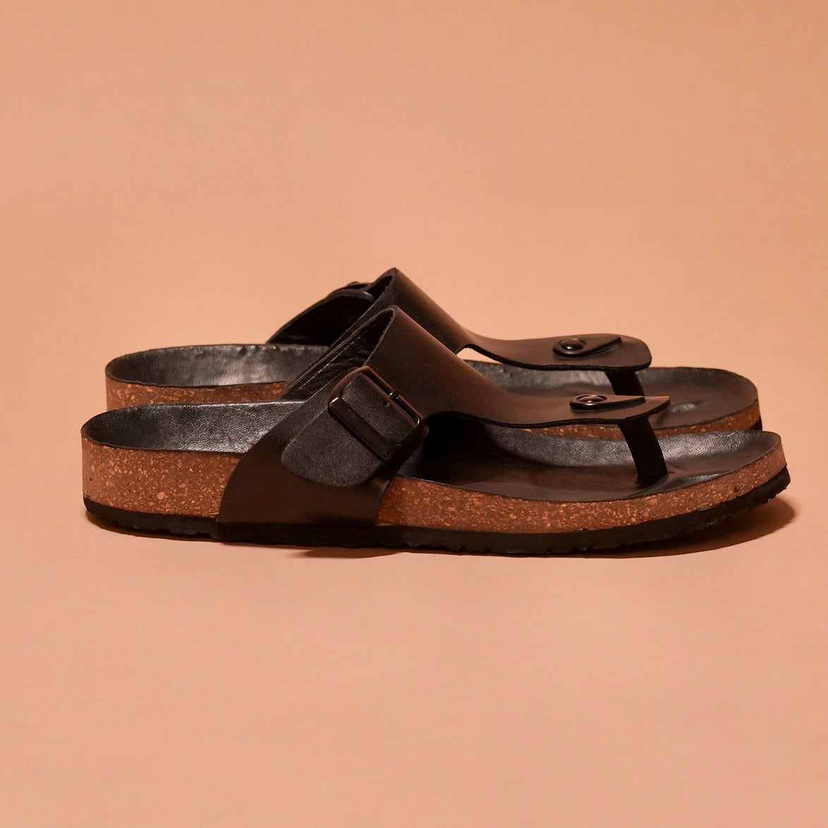 Side view of Pelle Corko Marrone showcasing minimal design and arch support.