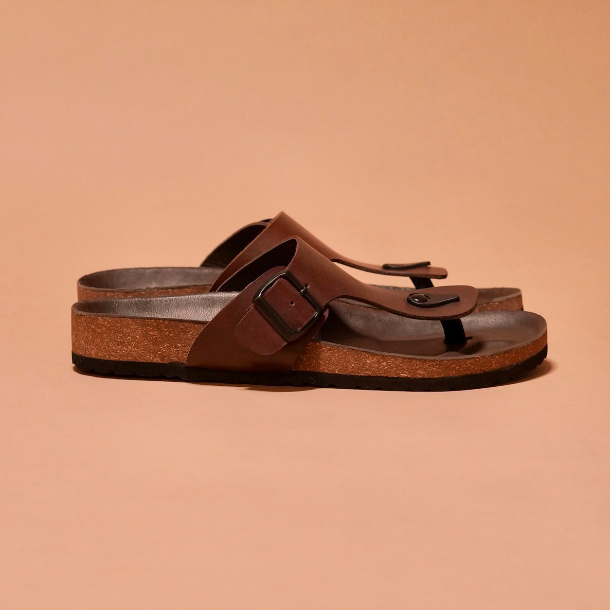 Side view of Pelle Corco Marrone showcasing minimal design and arch support.